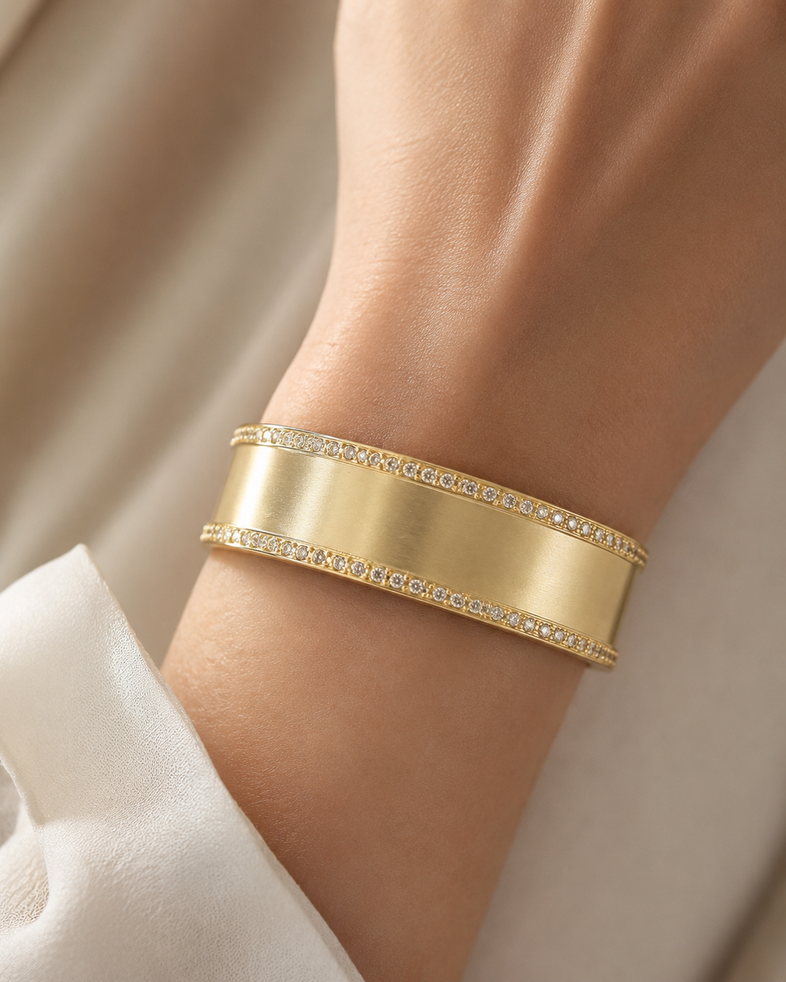 plain bracelet with gemstones Main image